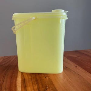 Tupperware-sapcontainer uit de jaren 70 met deksel en handvat