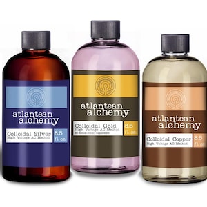 Könnte beinhalten: Drei Flaschen Produkte von Atlantean Alchemy. Die Flaschen enthalten kolloidales Silber, Gold und Kupfer. Jede Flasche hat einen dunklen Deckel und ein Etikett mit dem Markennamen und Produktinformationen. Jede Flasche ist 251 ml.