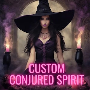 Op de afbeelding: Een vrouw in een paarse jurk en een zwarte heksenhoed zit in een zwak verlichte kamer met twee brandende kaarsen. De tekst "CUSTOM CONJURED SPIRIT" wordt weergegeven in roze letters.