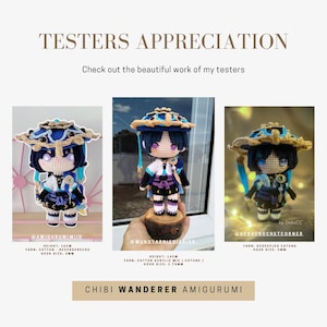 Op de afbeelding: Drie gehaakte amigurumi-figuren van een personage met blauw haar, een blauw-gouden hoed en een blauw-witte outfit. De figuren staan op een houten voet. De bijschrift luidt "Testers Appreciation Check out the beautiful work of my testers".