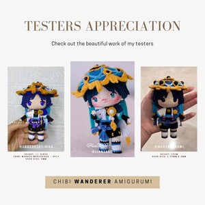 Op de afbeelding: Drie gehaakte amigurumi poppen van een personage met blauw haar, een blauw-gouden hoed en een blauw-witte outfit. De poppen houden een wit-gouden voorwerp vast. De poppen zijn gemaakt met een haaknaald van 2 mm.