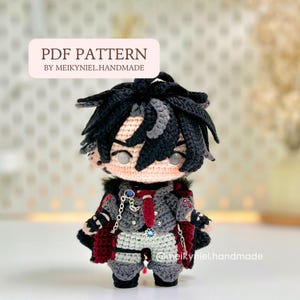 Może przedstawiać: Wzór na amigurumi na szydełku dla postaci z czarnymi włosami, w czerwono-szarym stroju i z łańcuszkiem. Wzór jest dostępny jako plik PDF do pobrania. Obraz zawiera tekst "PDF PATTERN BY MEIKYNIEL.HANDMADE".