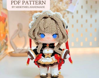 Puede incluir: Una muñeca de ganchillo con cabello castaño claro, ojos azul brillante y un tocado de encaje blanco. La muñeca viste un conjunto negro y blanco con detalles rojos, adornos dorados y calcetines blancos. Texto PDF PATTERN BY MEIKYNIEL.HANDMADE visible.