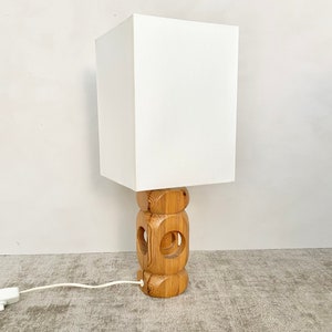 Una lámpara de mesa de pino sueco de los años 70. Estilo escandinavo moderno de mediados de siglo.