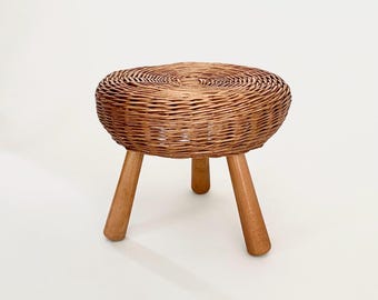Sgabello a treppiede in vimini degli anni '50. Stile Tony Paul. Moderno scandinavo di metà secolo.