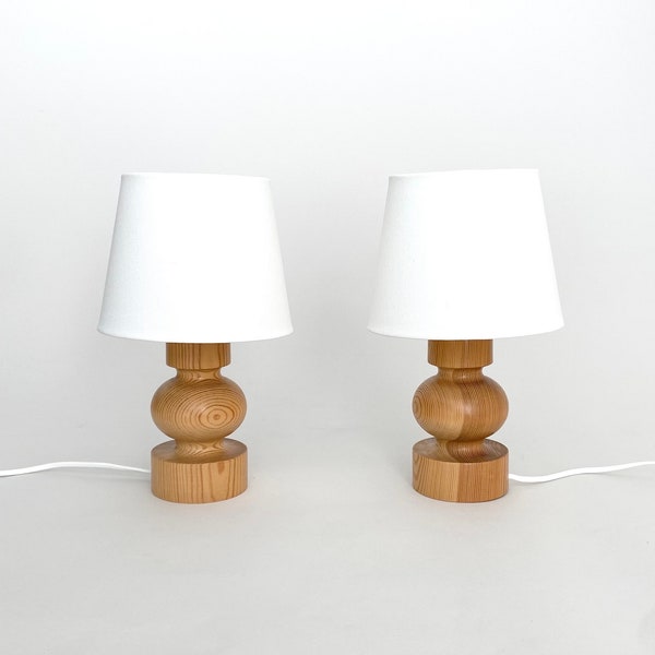 Una piccola coppia di basi per lampade da tavolo in pino svedese degli anni '70. Scandinavo moderno della metà del secolo.