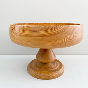 Large Swedish turned pine wood fruit bowl from the 70s. Scandinavian mid century modern.