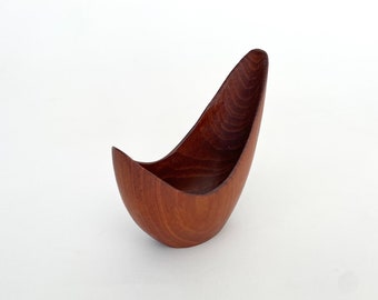 Swedish asymetric free form teak wood bowl from the 60s. Scandinavian mid century modern design