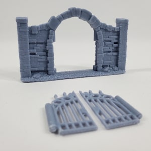 Könnte beinhalten: Ein grauer, 3D-gedruckter, Miniatur-Steinbogen mit einem kaputten Tor. Das Tor ist aus Metall und hat ein dekoratives Design. Der Bogen ist ein Miniaturmodell für Tabletop-Spiele.