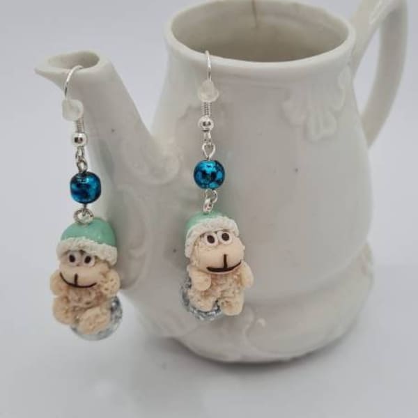 Boucles d'oreilles petit ours de Noël sur boule de résine