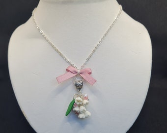 Collar de flores de lirio de los valles