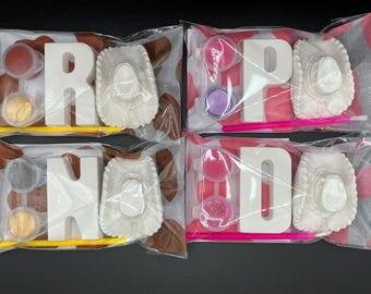paint your own mini initial and cowboy/cowgirl hat, cowboy/cowgirl party bags, party favours, kids party bags, country themed party.