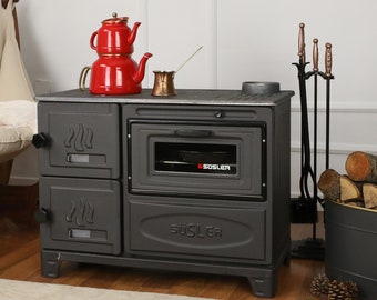 Cocina moderna de color negro mate: horno de leña y carbón