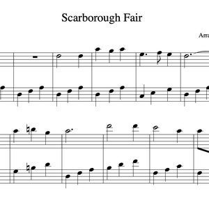 Può includere: Spartito musicale di "Scarborough Fair", una canzone popolare inglese arrangiata da Felix Sun. Le note nere sono su sfondo bianco, con chiavi di violino e di basso. Il titolo e il nome dell'arrangiatore sono in alto.