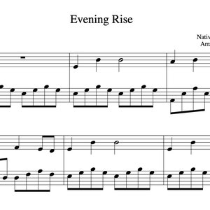 Puede incluir: Partitura de "Evening Rise", una canción folclórica nativa americana arreglada por Felix Sun. La notación musical es en negro sobre fondo blanco, con claves de sol y de fa e indicaciones de compás.
