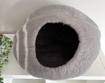 Filz Katzenhöhle - Grau Mit Weißen Swirl/Tierbett | Eco Haustierbett, Katzenspielzeug, Haustierdekor, Haustierbett, Katzenzubehör, handgemacht, Wollkatzenbett