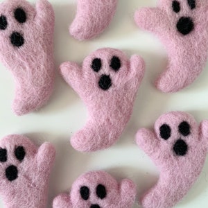 1 Pink Felt Ghost 7cm |  Spooky, Spooky Decor, Halloween Sensory Play, Halloween Decor, Halloween Gifts, Kids Halloween, Halloween Tree