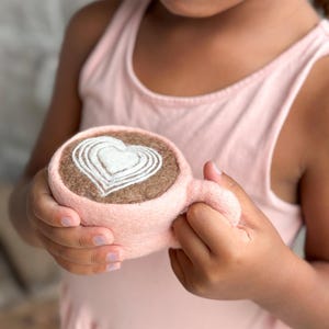 Rosa Filz Kaffee / Latte Tasse Mit Herz-Detail | Sensorisches Spiel, Sommer Dekor, Flisat Tisch, Spielzeug, Filzspielzeug, Rollenspiel, Spielküche