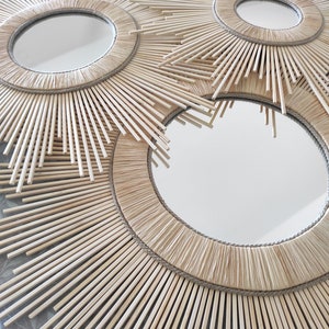 Adornos de sol, trío de espejos en madera natural, rafia tejida y cuerdas de lino. imagen 4