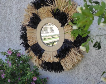 Espejo redondo de diseño francés en rafia estilo damero natural y negro, rodeado de rafia trenzada