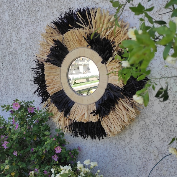 Créatrice française miroir rond en raphia naturel et noir façon damier, cerné d'un raphia tressé