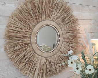 Grand miroir en raphia naturel cerné de cordes de lin et d'un rang en perles de bois de cèdre