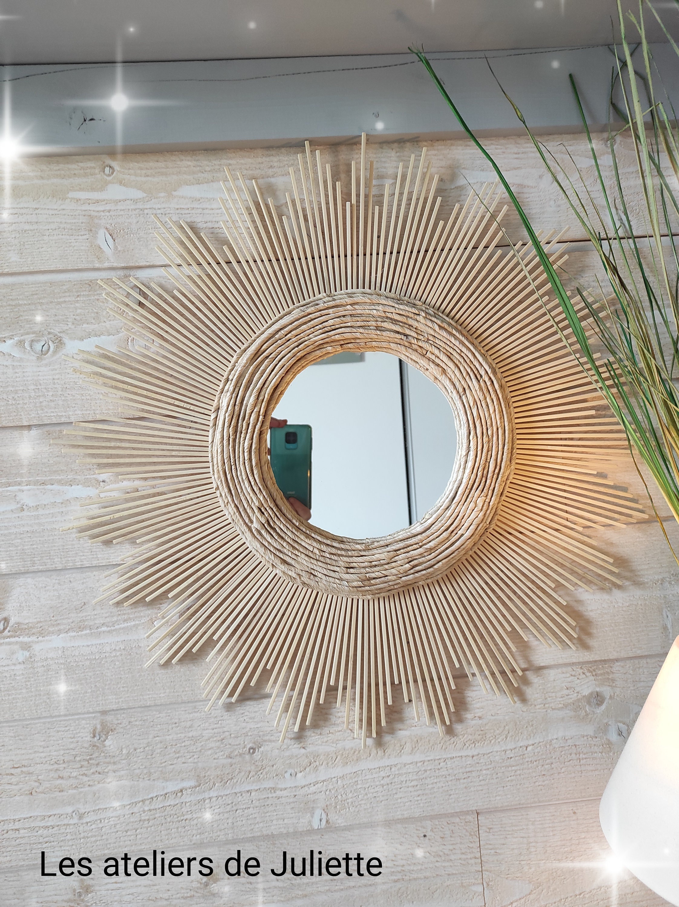 Miroir Rond en Bois Naturel Cerné de Cercles Concentriques Dans Un Matériaux Très Tendance et Floral