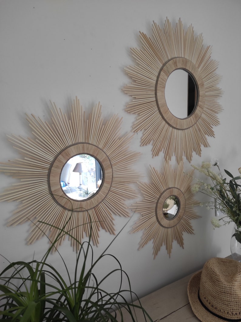 Adornos de sol, trío de espejos en madera natural, rafia tejida y cuerdas de lino. imagen 1