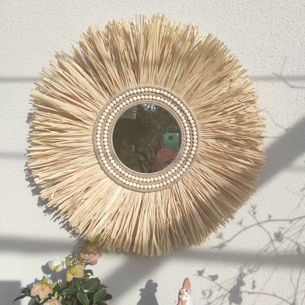 Miroir rond en raphia cerné d'un large bord composé de cordes de lin épaisses et de 2colliers de perles de bois