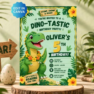Op de afbeelding: Een verjaardagsfeest uitnodigingskaart met een groene T-Rex die een gele en oranje bloemenkrans draagt. De tekst luidt STOMP, CHOMP & ROAR!, YOU'RE INVITED TO A DINO-TASTIC BIRTHDAY PARTY!, OLIVER'S 5TH BIRTHDAY en LET'S HAVE A ROARING GOOD TIME!