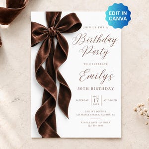Könnte beinhalten: Eine weiße Geburtstagseinladungskarte mit einer großen, dunkelbraunen Samtschleife auf der linken Seite. Der Text lautet: Join us for a Birthday Party to celebrate Emily's 30th Birthday, Saturday Oct 17 at 7:00 PM, The Ivy Lounge, 123 Maple Street, Austin, TX, Kindly RSVP to Emily 123-456-7890.