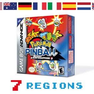 Op de afbeelding: Game Boy Advance-spelcartridge voor Pokémon Pinball: Ruby & Sapphire. De doos heeft een blauwe, rode en gele achtergrond met verschillende Pokémon-personages. De game is door de ESRB beoordeeld met E voor iedereen.