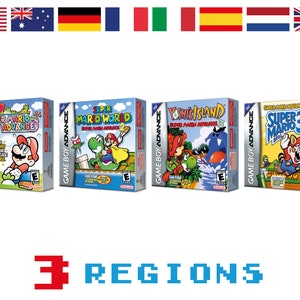 Può includere: Quattro cartucce di videogiochi Game Boy Advance con giochi Super Mario Bros. Le cartucce sono disposte in fila da sinistra a destra. La prima cartuccia è Super Mario Advance, la seconda è Super Mario World, la terza è Yoshi's Island e la quarta è Super Mario 3. Ogni cartuccia ha uno schema di colori diverso e presenta un personaggio diverso della serie Super Mario Bros.
