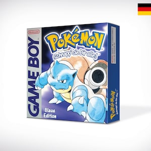 Puede incluir: Un cartucho de Game Boy azul para el videojuego Pokemon Edición Azul. El cartucho presenta una ilustración azul y blanca de un personaje Pokemon, Squirtle, sobre un fondo azul oscuro. El texto "Pokemon" está en blanco y el texto "Schnapp' sie Dir alle!" está en blanco con un contorno azul. El texto "Blaue Edition" está en blanco con un contorno azul.