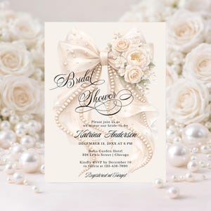 Puede incluir: Un juego de tres tazas de cerámica con un acabado moteado y mate. Las tazas son de color crema, gris claro y gris oscuro. Cada taza tiene un diseño simple y minimalista y un asa redondeada.