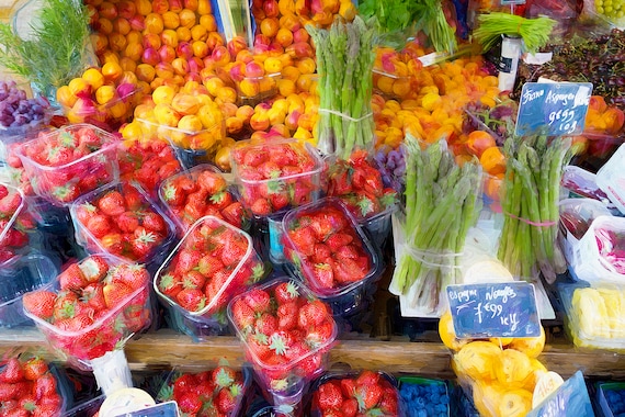 Photo of fruits and vegetables at a Paris market.