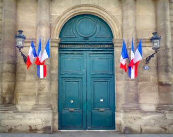 Puerta patriótica con banderas francesas en París.