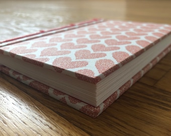 Carnet rouge de coeur d’A6 avec la reliure japonaise