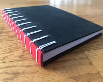 Carnet A5 en tissu noir et rouge avec reliure belge