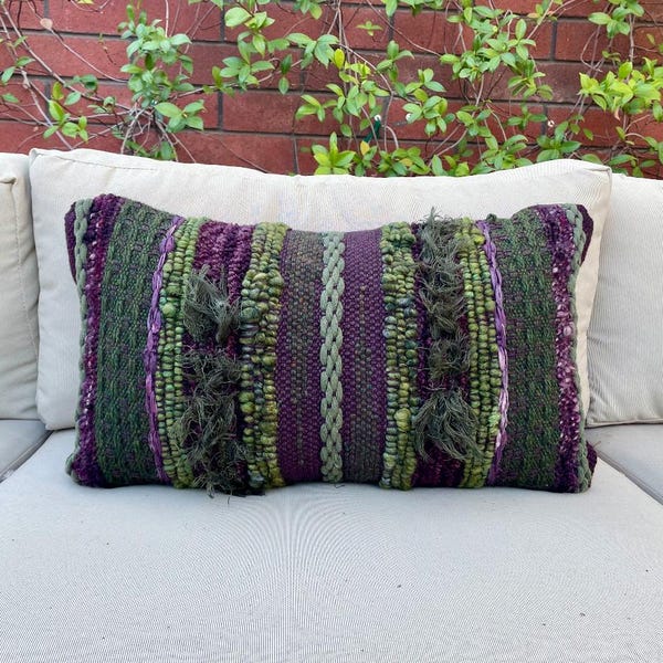 Housse de coussin lombaire - olive et aubergine - taie d'oreiller rustique tissée à la main - artisan - unique housse de coussin bohème - unique en son genre