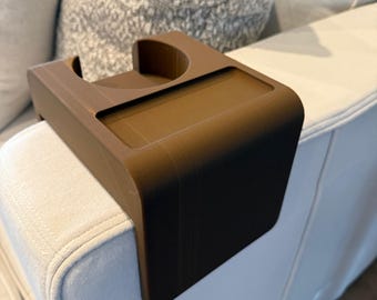 Soporte para bebidas Lovesac Sactional: Taza y plato para reposabrazos con acabado en madera (reposabrazos de 4, 6 y 8 pulgadas)