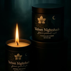 Puede incluir: Dos velas de metal negro con mechas encendidas. Las velas tienen texto dorado que dice "Velvet Nightshade" y "Jasmine patchoufe myrrh". Cada vela tiene un diseño floral y una luna creciente. Peso neto 85g.