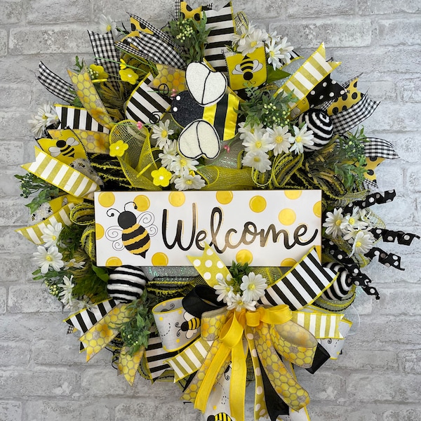 Bee Wreath, Welcome Bee Hive Wreath, Spring Deco Mesh Wreath, Mother's Day Gift, Summer Bumble Bee, Daisy Bee Wreath, Farmhouse Decor