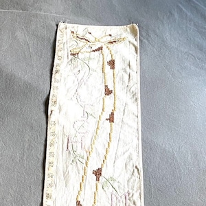Vintage handgemaakte kindergroeimeter uit de jaren 60 met een giraffe en de woorden "watch me grow" in roze.