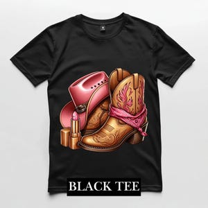 Op de afbeelding: Zwart T-shirt met een roze cowboyhoed, bruine cowboylaarzen en een roze bandana. De laarzen hebben een roze en wit ontwerp. Een roze lippenstift bevindt zich voor de laarzen.
