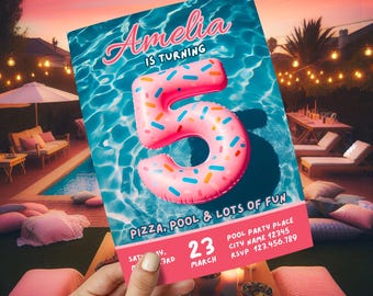 Op de afbeelding: Een roze uitnodigingskaart met de tekst "Amelia wordt 5" en "Pizza, Pool & Lots of Fun". Het cijfer 5 is ontworpen als een roze opblaasbare ring met kleurrijke hagelslag. De kaart bevat ook de datum, locatie en RSVP-informatie.