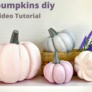 Zucca artificiale, decorazioni di Halloween fai da te, video tutorial sulla zucca di polistirolo, zucche di vernice per decorazioni autunnali, scaffali, scale