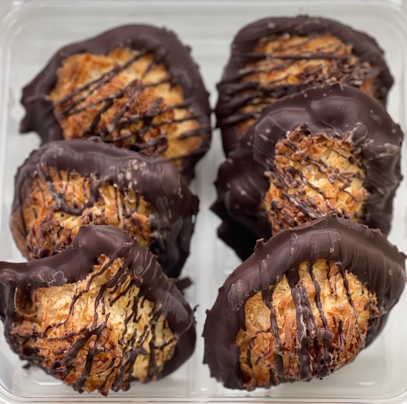 Gourmet Bakery Fresh N.Y Chocolate Dipped Coconut Macaroons by The Pastry Corner Bild 1