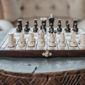 Juego de ajedrez de madera, tamaño de viaje, portátil, grabado en el tablero, ajedrez de madera nuevo hecho a mano, juego de estrategia, tablero, para dos CON AMOR