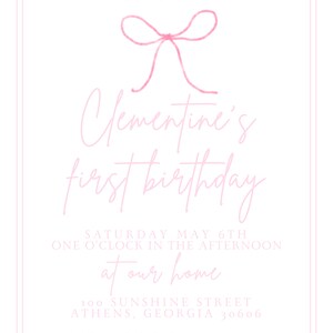 Op de afbeelding: Roze en witte uitnodiging met een roze strik en de tekst "Kom gezellig met ons mee om onze lieve Clementine's eerste verjaardag te vieren. Zaterdag 6 mei, 13:00 uur bij ons thuis. 100 Sunshine Street, Athens, Georgia 30606. Alleen afmeldingen via 404 111 2222"